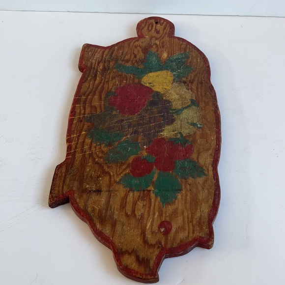 Vintage wood pig cutting board folk art painted red strawberries grapes - Picture 15 of 15